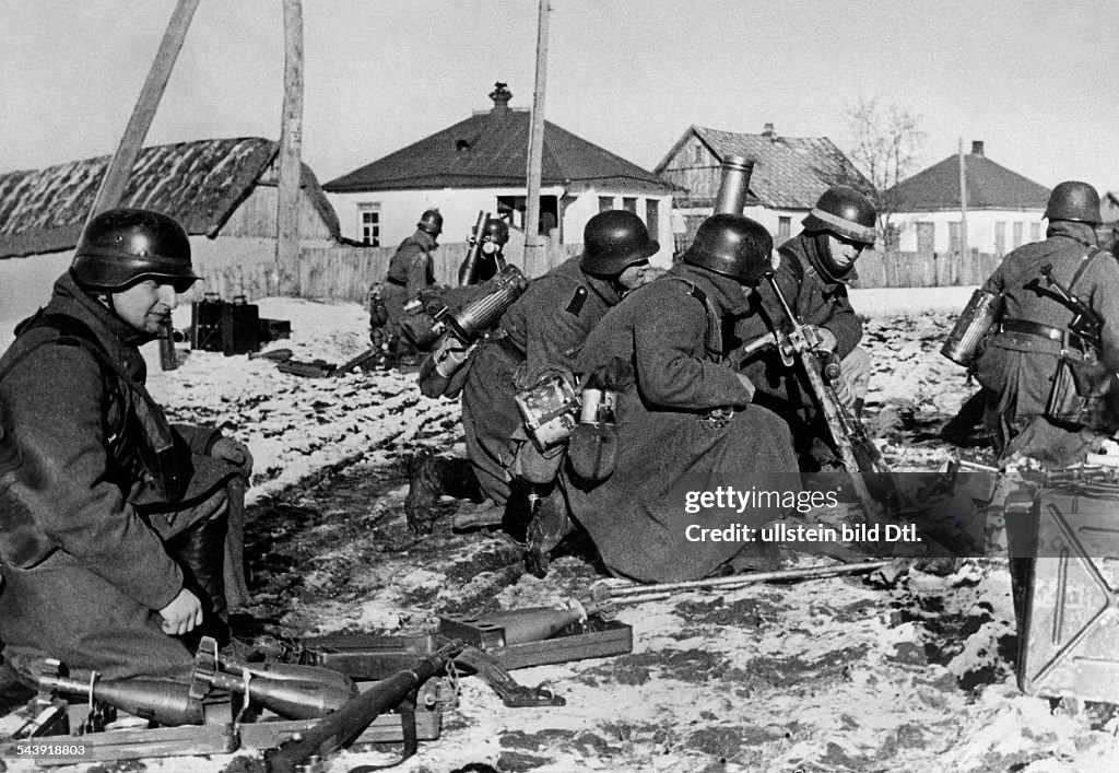2.WW, Campaign against soviet union /eastern front, Theater of war: Mortar position in a villageWinter 1941/42(PK Haehle) No further information.- undated- Photographer: Herbert Hoffmann- Vintage property of ullstein bild