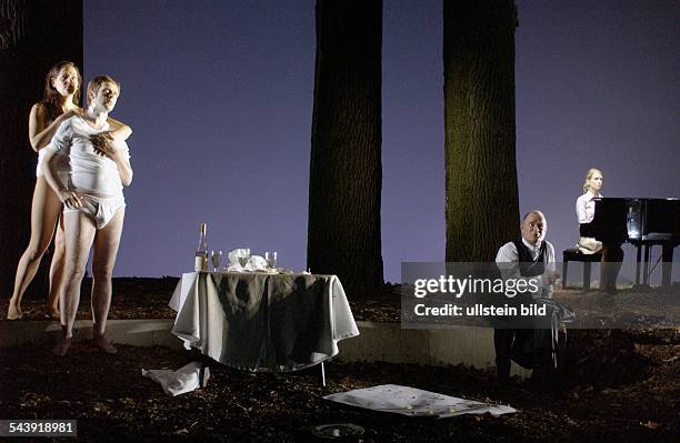 Deutschland, Berlin, Schaubuehne: Szene aus dem Theaterstück: Eldorado. Autor: Marius von Mayenburg. Regie: Thomas Ostermeier. Buehne: Jan...