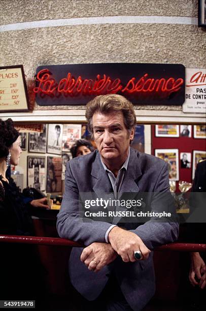 Le chanteur et acteur français Eddy Mitchell présente l'émission "La Dernière Séance" tournée au cinéma Le Trianon à Romainville en banlieue...