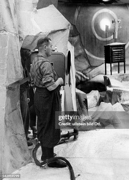 Fernsehsender Berlin: shooting on 'Station D im Eismeer' in a television studio - Photographer: Curt Ullmann- ca. 1940Vintage property of ullstein...