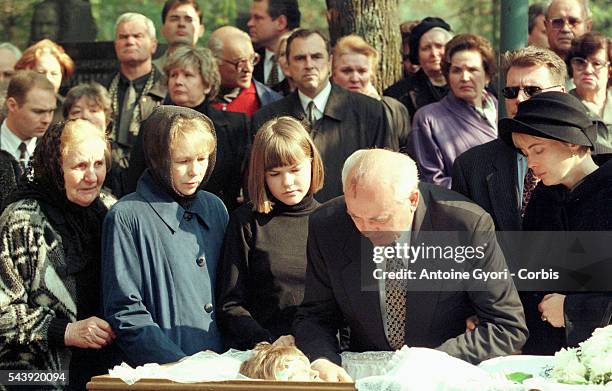 Mikhail Gorbachev with his granddaughter Kseniya and daughter Irina.