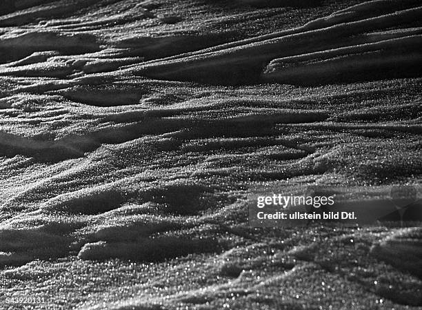Glittering snow - Photographer: Alfred Eisenstaedt- Published by: 'Die Dame' 31/1933Vintage property of ullstein bild