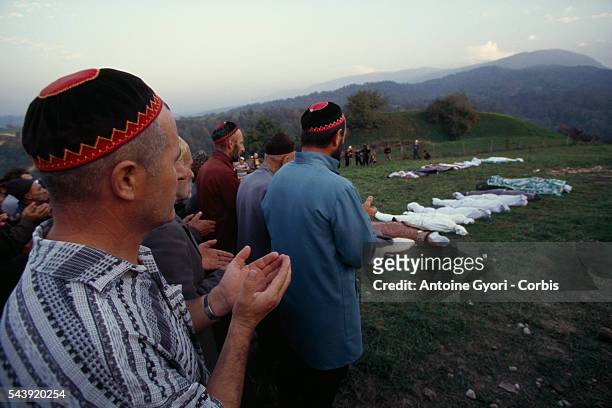 Chechen locals of the village of Elistansji mourn the loss of those killed in the Russian bombardment of the village. | Location: Elistandji,...
