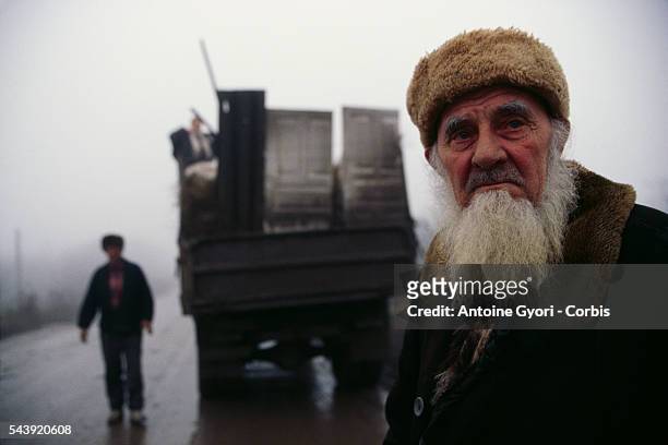 Chechens flee Russian bombings from the locality of Nagornoye, about 20 miles from Grozny. | Location: Nagornoye, Chechnya, Russia.