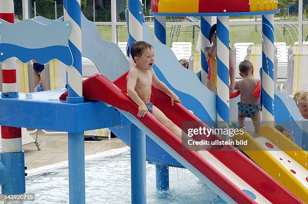 Lübbenau im Spreewald - Das Kristallbad - Spaßbad ; Junge rutscht auf einer Wasserrutsche