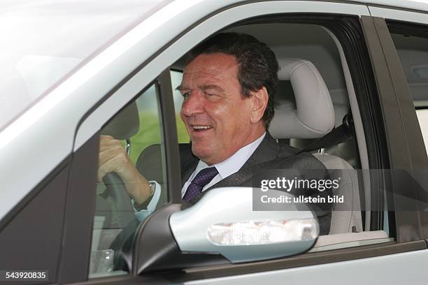 Bundeskanzler Gerhard Schröder, SPD, D - im Wasserstoff- Brennstoffzellen A Klasse von Mercedes Benz