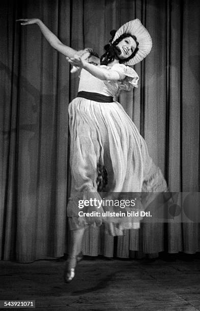 Member of the Sabine Ress Balett: Sigrid Hary - Photographer: UMBO- Published by: 'Der Stern' 06/1938Vintage property of ullstein bild