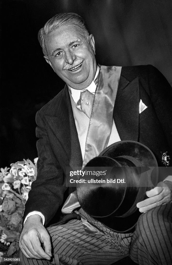 Owen, Reginald - Actor, Great Britain*05.08.1887-05.11.1972+holding a top hat - Photographer: Charlotte Willott- Published by: 'Berliner Morgenpost' 31.05.1956Vintage property of ullstein bild