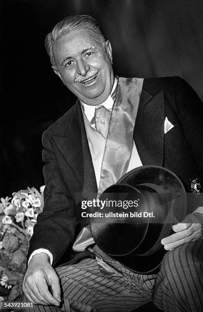 Owen, Reginald - Actor, Great Britain*05.08.1887-+holding a top hat - Photographer: Charlotte Willott- Published by: 'Berliner Morgenpost' Vintage...