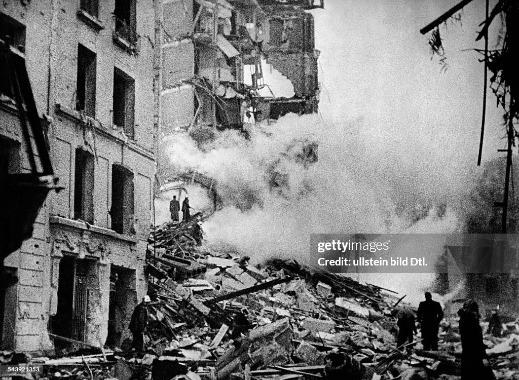 2.WW, France , german occupation: allied bomb attack on Paris. Demolitions in a residential quarter. presumably 1943 No further information.- undated- Photographer: Herbert Hoffmann- Vintage property of ullstein bild
