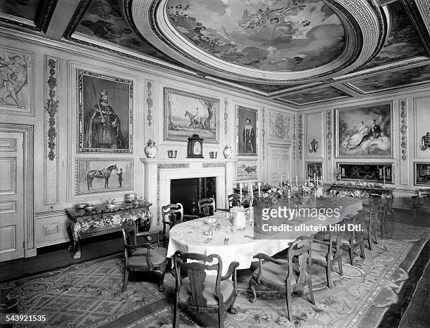 The dollhouse of Queen Mary II of England. The dining-hall. - Photographer: Topical Press Agency- Published by: 'Der heitere Fridolin' 21/1924Vintage...