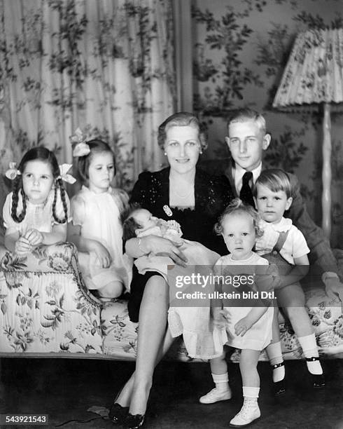 Goebbels, Magda - Wife of J. Goebbels, Germany*11.11..1945+Johanna Maria Magdalena Behrend- With their children Helga, Hilde, Hedda , Holde, Hellmut...