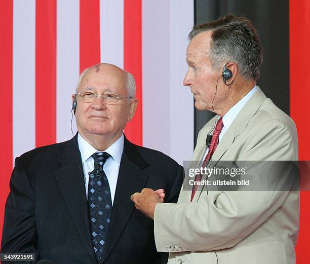 Bush, George H.W. *-Politiker, USA41. US-Praesident 1989-1993- mit Michail Gorbatschow , erhalten den Point Alpha Preis