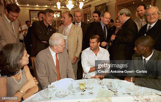 In the National Hotel, the night before the audition: Claudie Andre-Deshays, Lionel Jospin, Zinedine Zidane, Pascal Gentil.