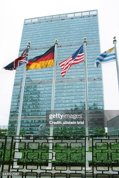 Deutschland strebt staendigen Sitz im UN-Sicherheitsrat an: Fahnen vor UN - Headquater in New York City - Fotomontage