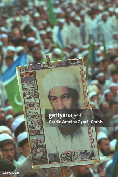 Manifestation de soutien au terroriste Oussame Ben Laden après la prière du Vendredi dans le centre de Peshawar au Pakistan