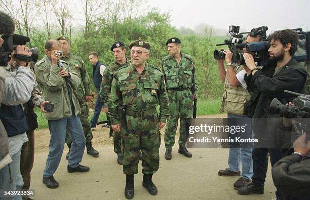 The Commander of the Pristina region announced the retreat of Yugoslavian troops from Kosovo. | Location: Podugevo, Federal Republic of Yugoslavia.