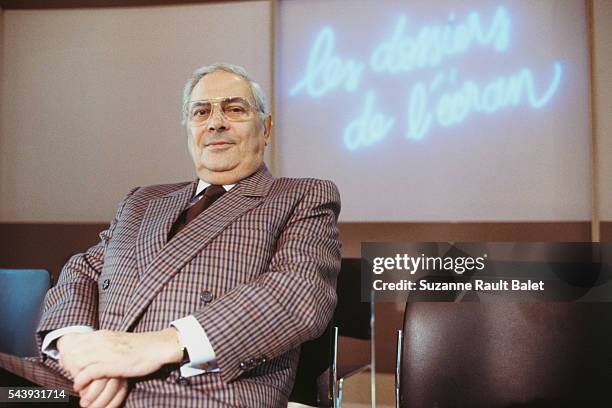 French journalist and producer Armand Jammot on the TV set of Les dossiers de l'écran.