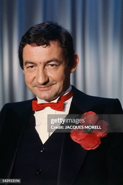 French humorist Pierre Desproges on the set of TV series "La minute nécessaire de Monsieur Cyclopéde", broadcast on the French channel "FR3".
