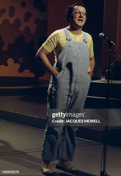 French comic Coluche on the set of television show hosted by the Carpentiers.
