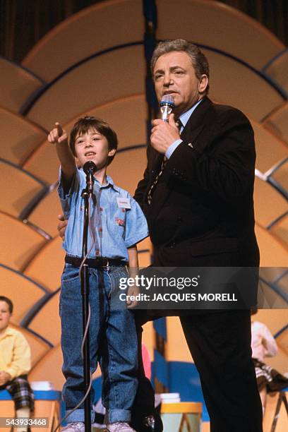 French television host Jacques Martin on the set of the show "L'Ecole des Fans".