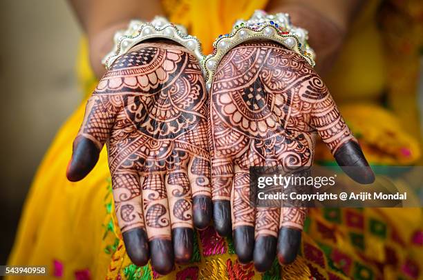 an indain bride's hand with henna tattoos - indian bride closeup stock-fotos und bilder