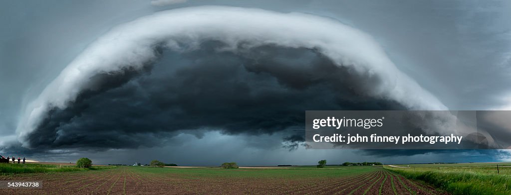 Large thunderstorm shelf cloud races over Minnesota, USA