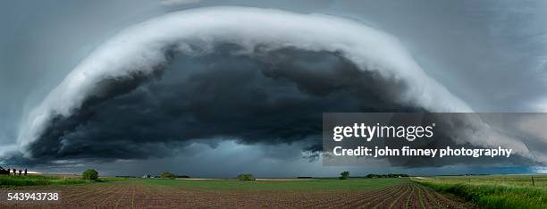 large thunderstorm shelf cloud races over minnesota, usa - 360 degree view stock pictures, royalty-free photos & images