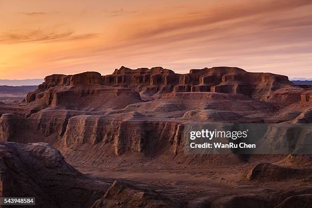 the gobi desert with dramatic sky at china. - dunhuang photos et images de collection