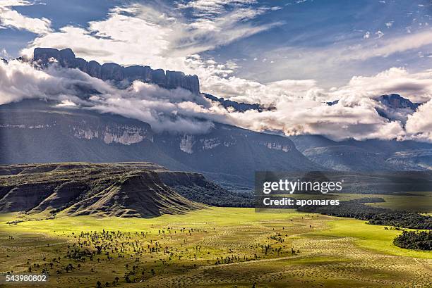 auyan tepuy y kamarata valley vista aérea. gran sabana, venezuela - venezuela fotografías e imágenes de stock