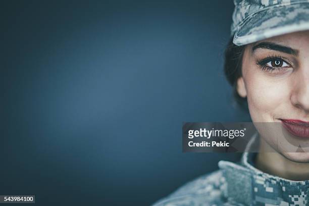 lächelnd weiblich soldier - national guard stock-fotos und bilder