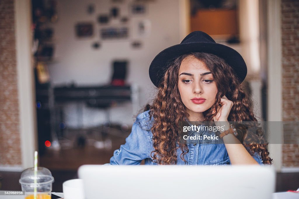 Freiberufler während der Arbeiten im home office 