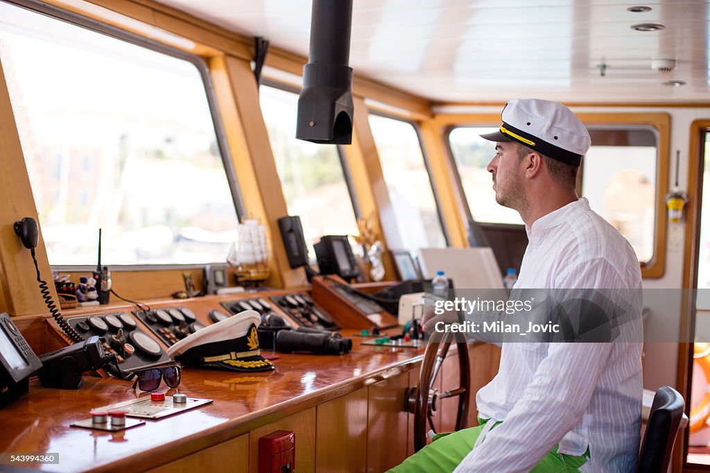 Jovem direção de barco capitão