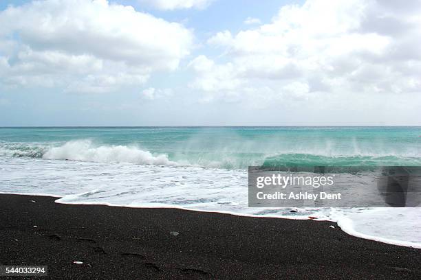 kamari beach - santorini (thira), greece - kamari beach stock pictures, royalty-free photos & images