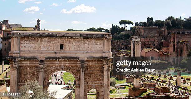 arch of septimius severus in roman forum - rome, italy - arco de septimius severus - fotografias e filmes do acervo