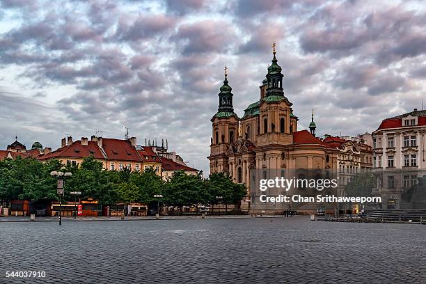 old town square and st. nicholas' church , prague, czech republic - astronomical clock 個照片及圖片檔