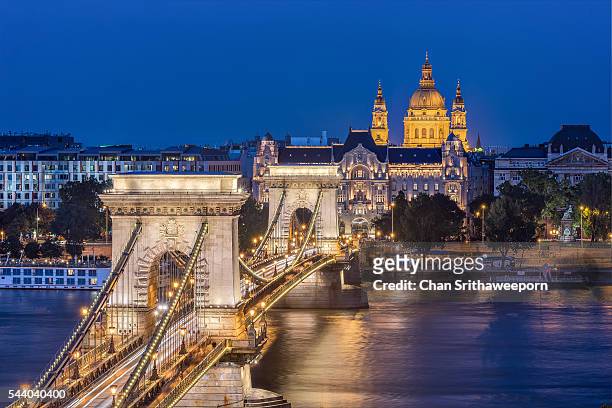 chain bridge of budapest , hungary - boedapest stockfoto's en -beelden