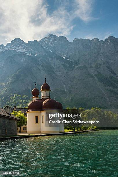 lake koenigssee and st. bartholomew - igreja de são bartolomeu berchtesgaden - fotografias e filmes do acervo