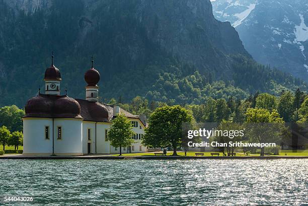 lake koenigssee and st. bartholomew - igreja de são bartolomeu berchtesgaden - fotografias e filmes do acervo