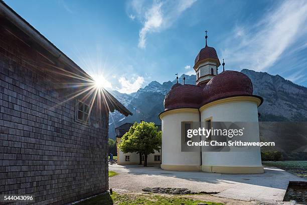 lake koenigssee and st. bartholomew - igreja de são bartolomeu berchtesgaden - fotografias e filmes do acervo