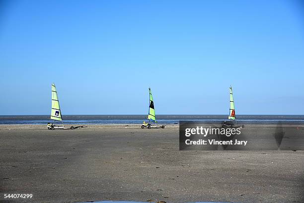 three sand yachts - zeilwagen stockfoto's en -beelden