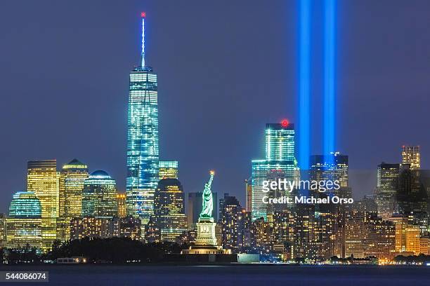 wtc tribute in lights, new york city, downtown manhattan - world trade center manhatten stockfoto's en -beelden