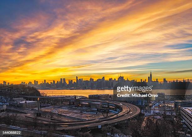 stormy morning cloudy sky sunrise. manhattan skyline from new jersey looking over hudson river and lincoln tunnel. - lincoln tunnel stockfoto's en -beelden