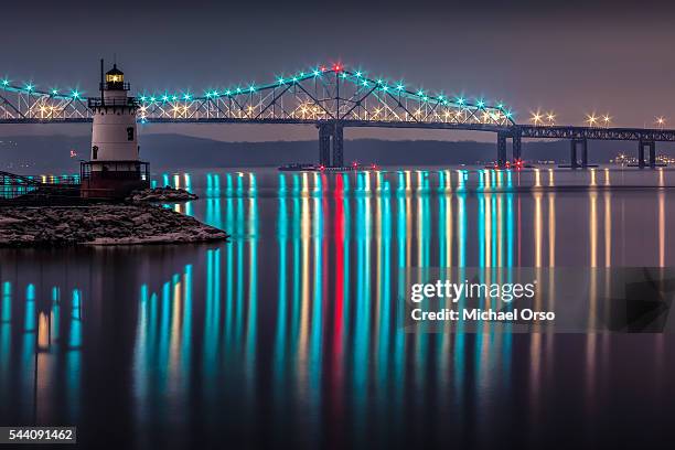tappan zee bridge and the sleepy hollow lighthouse. tarrytown, ny. hudson river. westchester county, new york. new york state - tarrytown stock-fotos und bilder