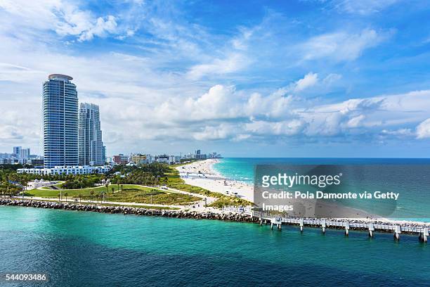 miami south beach from a high point of view. south pointe park, florida, usa - miami beach south pointe park foto e immagini stock