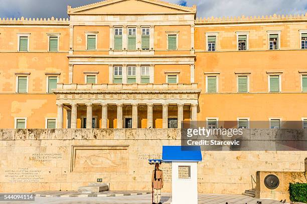 greek parliament building in athens, greece - piazza syntagma stockfoto's en -beelden