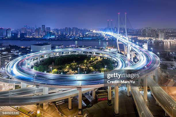 bridge traffic at night - city lights night business stock pictures, royalty-free photos & images