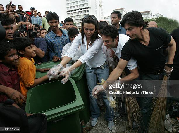 August 15, 2005: SRK - Shah Rukh Khan, Preity Zinta and Ness Wadia on a cleanliness drive on the streets of Bandra.