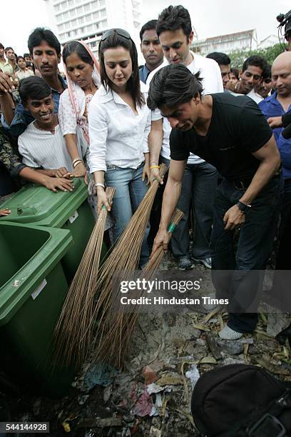 August 15, 2005: SRK - Shah Rukh Khan, Preity Zinta and Ness Wadia on a cleanliness drive on the streets of Bandra.