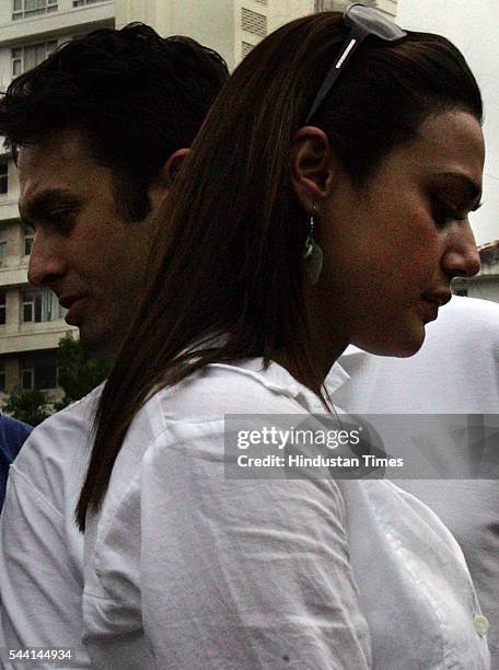 August 15, 2005: Preity Zinta and Ness Wadia on a cleanliness drive on the streets of Bandra.
